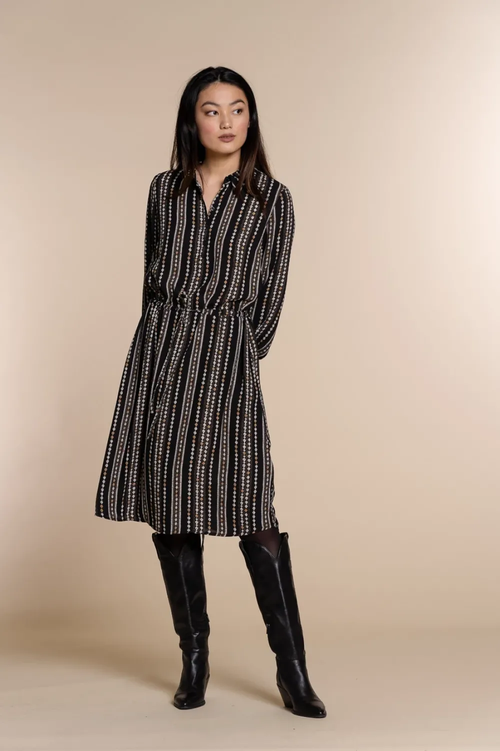geisha_chiffon_jurk_geome_0.webp Vrouwen Geisha Fashion Geisha Chiffon Jurk Geometric Print 07838-99 Zwart