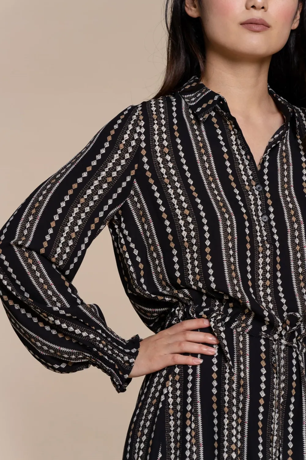 geisha_chiffon_jurk_geome_5.webp Vrouwen Geisha Fashion Geisha Chiffon Jurk Geometric Print 07838-99 Zwart